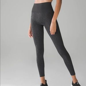 Soma Slimming Jacquard Leggings Sz M NWT